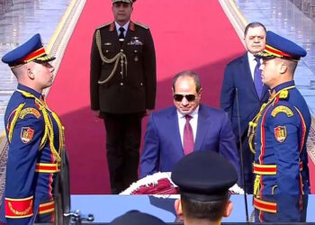 الرئيس السيسى يضع إكليلا من الزهور على النصب التذكارى لشهداء الشرطة