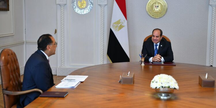 الرئيس السيسي يجتمع مع مدبولي وعدد من الوزراء