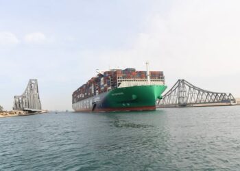 قناة السويس تشهد عبور سفينة الحاويات العملاقة CMA CGM SEINE ضمن قافلة الشمال بحمولة كلية 250 ألف طن
