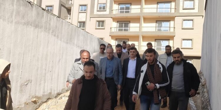 مسئولو “الإسكان” يتفقدون مشروعات سكنية بمدينة القاهرة الجديدة لدفع العمل