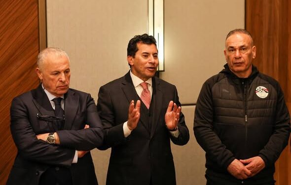 في لقائهم باللاعبين.. وزير الرياضة وأبو ريدة يجتمعون بمنتخب مصر