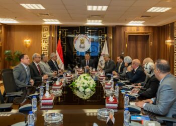 وزير الدولة للإنتاج الحربي يستقبل وفد لجنة الطاقة والبيئة بمجلس الشيوخ