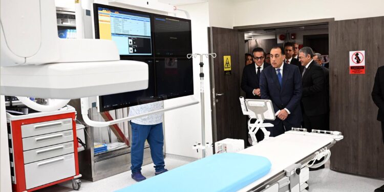 رئيس الوزراء يتفقد عددا من الأقسام المختلفة بمستشفى كليوباترا التجمع (سكاي)