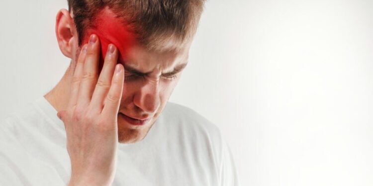 هل الصداع النصفي خطير؟ حسام موافي يجيب