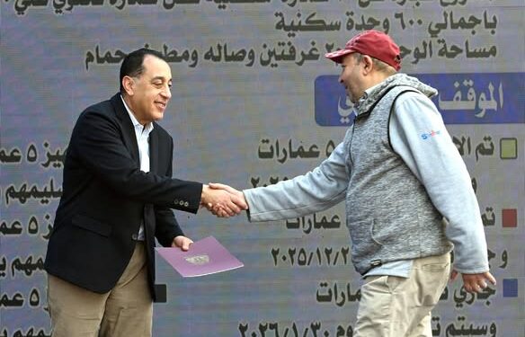 رئيس الوزراء يُسلم عددا من عقود مستحقي الوحدات السكنية بمشروع الإسكان القومي للشباب بمدينة الطود