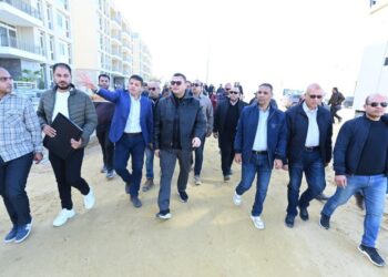 خلال جولته التفقدية اليوم: وزير الإسكان يتفقد مشروع “مارينا ٨” وتطوير مدخل مارينا 5