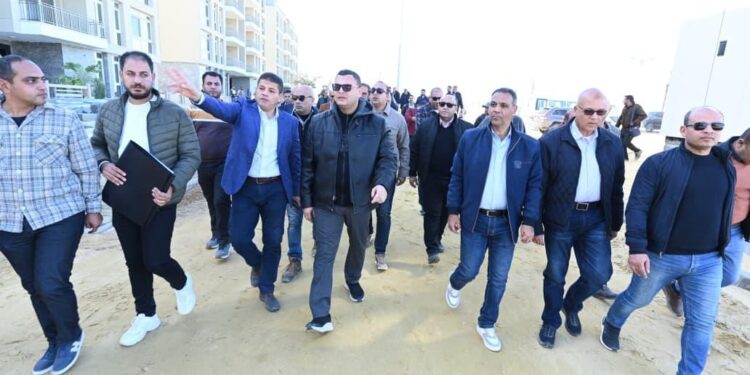 خلال جولته التفقدية اليوم: وزير الإسكان يتفقد مشروع “مارينا ٨” وتطوير مدخل مارينا 5