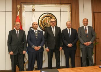 وزير قطاع الأعمال يشهد توقيع “النهضة للصناعات” اتفاقية لشراء طاقة متجددة لمدة 30 عامًا