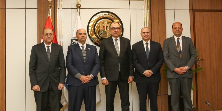 وزير قطاع الأعمال يشهد توقيع “النهضة للصناعات” اتفاقية لشراء طاقة متجددة لمدة 30 عامًا