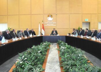 وزير الإسكان يتابع مستجدات  منطقة الأعمال المركزية بالعاصمة الجديدة.. وأبراج وبحيرات “داون تاون” بالعلمين الجديدة