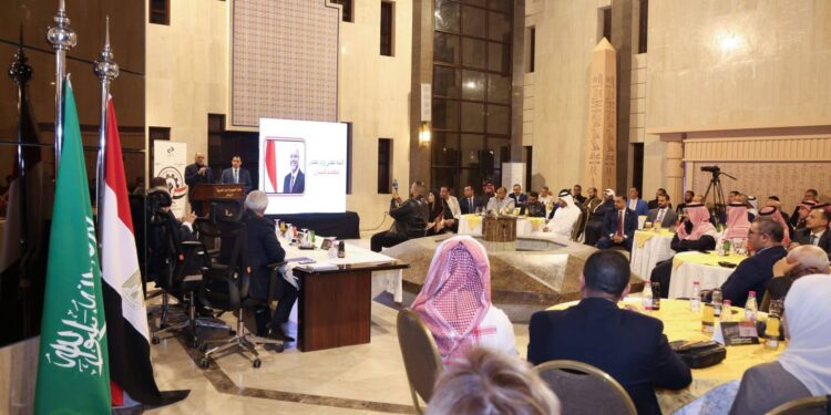 وزير العمل يعقد لقاءً موسعًا مع ممثلي الموارد البشرية بالشركات السعودية والجالية المصرية