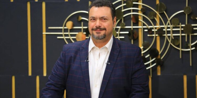 مراد مكرم يهنئ متابعيه بمناسبة العام الميلادي الجديد