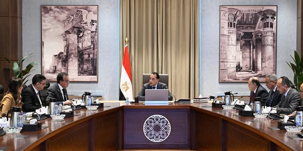 رئيس الوزراء يُتابع موقف توافر الأدوية والمستلزمات الطبية وسداد مُستحقات شركات الدواء