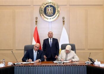 وزير الصناعة والنقل يشهد توقيع مذكرة تفاهم بين وزارة الصناعة وجهاز تنمية المشروعات