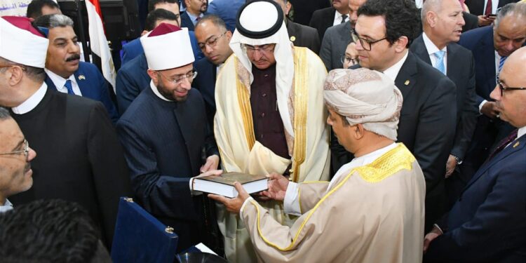 وزير الأوقاف يستقبل رئيس الوزراء في تفقد جناح المجلس الأعلى للشئون الإسلامية بمعرض الكتاب