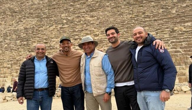 الممثل العالمي ويل سميث يزور أهرامات الجيزة خلال إجازته في مصر