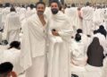 أحمد حاتم يؤدي مناسك العمرة برفقة أحمد داود