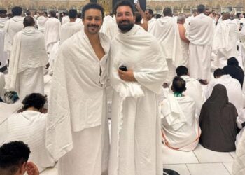 أحمد حاتم يؤدي مناسك العمرة برفقة أحمد داود