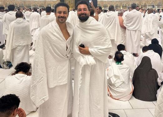 أحمد حاتم يؤدي مناسك العمرة برفقة أحمد داود