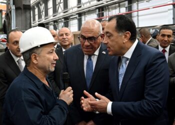 خلال زيارته لمصنع “سيماف”.. رئيس الوزراء يجري حوارا وديا مع العاملين بالمصنع حول خطط التطوير الجديدة