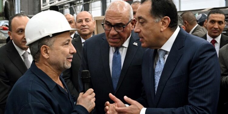 خلال زيارته لمصنع “سيماف”.. رئيس الوزراء يجري حوارا وديا مع العاملين بالمصنع حول خطط التطوير الجديدة