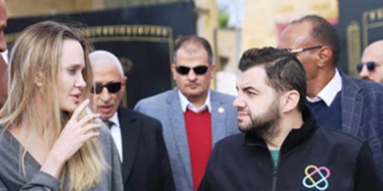 أنجلينا جولى تزور مستشفى العريش وتلتقى المصابين من غزة