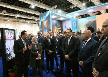 رئيس الوزراء يتفقد جناح مركز المعلومات ودعم اتخاذ القرار بمجلس الوزراء