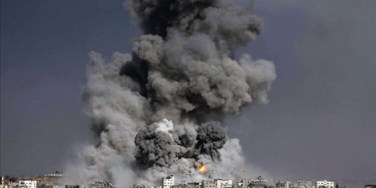 غزة تحت القصف .. شهيدان وغارات عنيفة للاحتلال على خانيونس ورفح