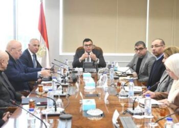 وزير الإسكان يعقد اجتماعًا مع مسئولي شركة السويدي لدفع العمل بالمشروعات