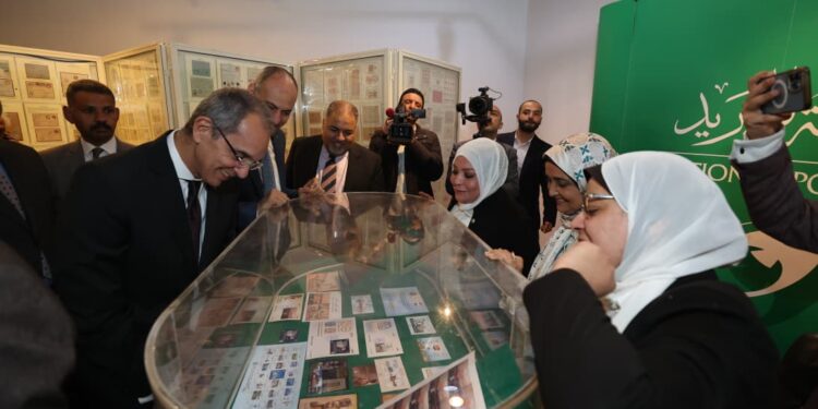 وزير الاتصالات يتفقد أجنحة معرض الرواد السنوى لهواة جمع الطوابع 2026