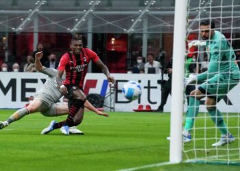 ميلان يستهدف صدارة الدوري الإيطالي مؤقتًا الليلة أمام جنوى