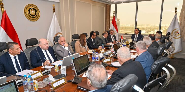 وزير التموين يجتمع مع شركات الزيوت لزيادة الإنتاج وتأمين احتياجات رمضان