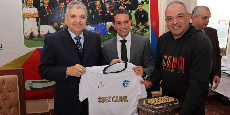 الفريق أسامة ربيع يكرم فريق الهوكي بنادي بورفؤاد الرياضي بعد تتويجه بطل إفريقيا للأندية