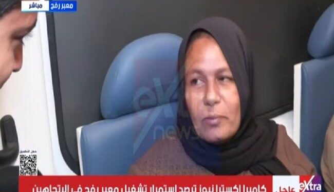 أول لقاء مع أم فلسطينية من غزة بعد عبورها معبر رفح: «الحمد لله وصلنا أرض مصر»