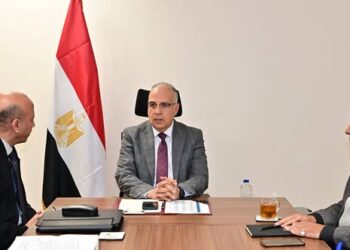 سويلم يستعرض تطوير مراكز التنبؤ بالفيضان بوزارة الري