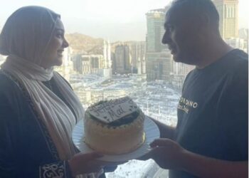 محمود عبد المغني يحتفل بعيد ميلاد زوجته في مكة