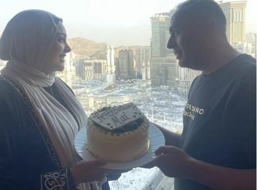 محمود عبد المغني يحتفل بعيد ميلاد زوجته في مكة