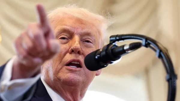 ترامب يُهدّد إيران بالسفن الكبيرة.. وتفاهم حول نفط فنزويلا وتحذير للصين