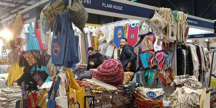 شباب جهاز تنمية المشروعات في معرض الخريف الدولي بالبحرين