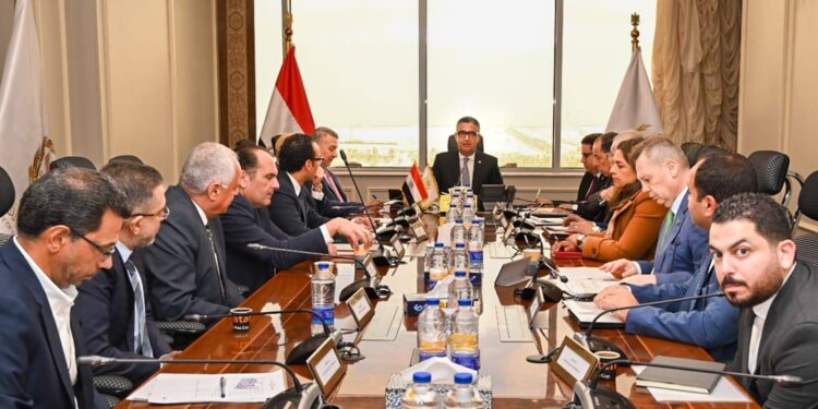 وزير التموين والتجارة الداخلية يعقد اجتماعًا موسعًا لمتابعة خطط تطوير صناعة السكر