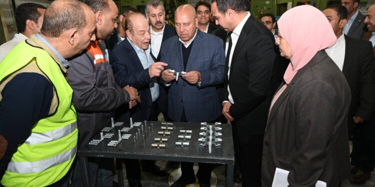 وزير الصناعة والنقل يتفقد 3 مصانع متخصصة في الصناعات الهندسية بمدينة العاشر من رمضان