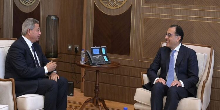 رئيس الوزراء يلتقي رئيس المجلس الأعلى لتنظيم الإعلام ويتلقى التقرير النهائي للجنة تطوير الإعلام المصري
