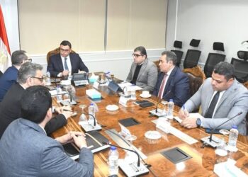 وزير الإسكان يعقد اجتماعًا لمتابعة ملفات عمل الهيئة العامة للتنمية السياحية