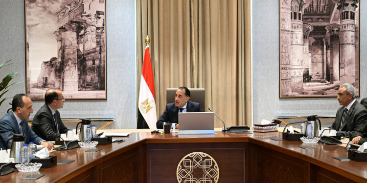 رئيس الوزراء يُتابع مع وزير المالية عدداً من ملفات العمل
