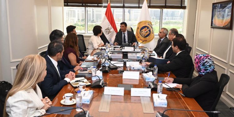 وزير الصناعة يبحث مع شركة جيانغسو تشانغهونغ الصينية إقامة مجمع صناعي لتقديم حلول متكاملة لصناعة السيارات