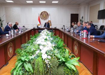 وزير العمل يؤكد لأصحاب مصانع المحلة: إزالة معوقات الاستثمار وتعزيز بيئة العمل لدعم الإنتاج