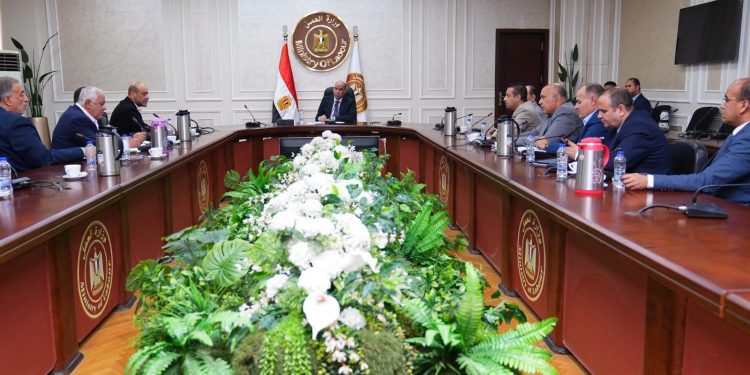 وزير العمل يؤكد لأصحاب مصانع المحلة: إزالة معوقات الاستثمار وتعزيز بيئة العمل لدعم الإنتاج