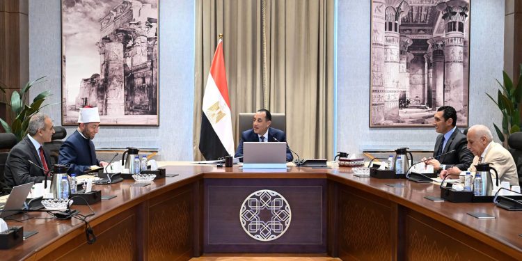 رئيس الوزراء يناقش الحلول المقترحة لأرض نادي الزمالك التابعة للأوقاف