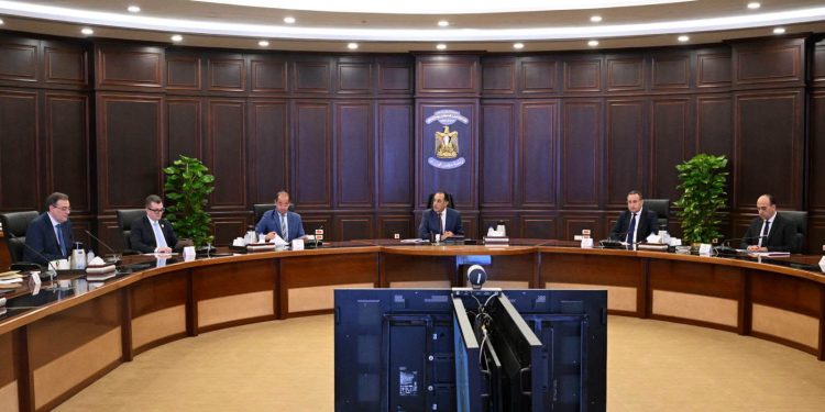 رئيس الوزراء يتابع الخطوات التنفيذية للتعيين حديثاً واختيار الوظائف القيادية والإشرافية بالجهاز الإداري للدولة