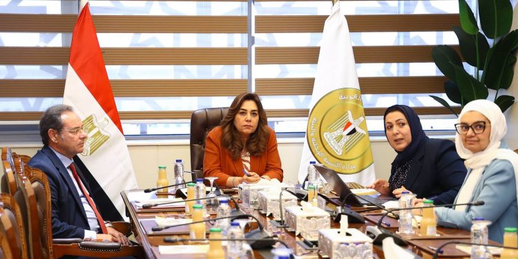 وزيرة التنمية تناقش مخرجات مشاركة مصر في الاجتماع الأول للجنة الإقليمية لمشروع الاقتصاد الأزرق المستدام